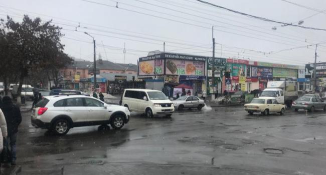 В центре Кременчуга не работает светофор, машины едут "хаотично" (фото)