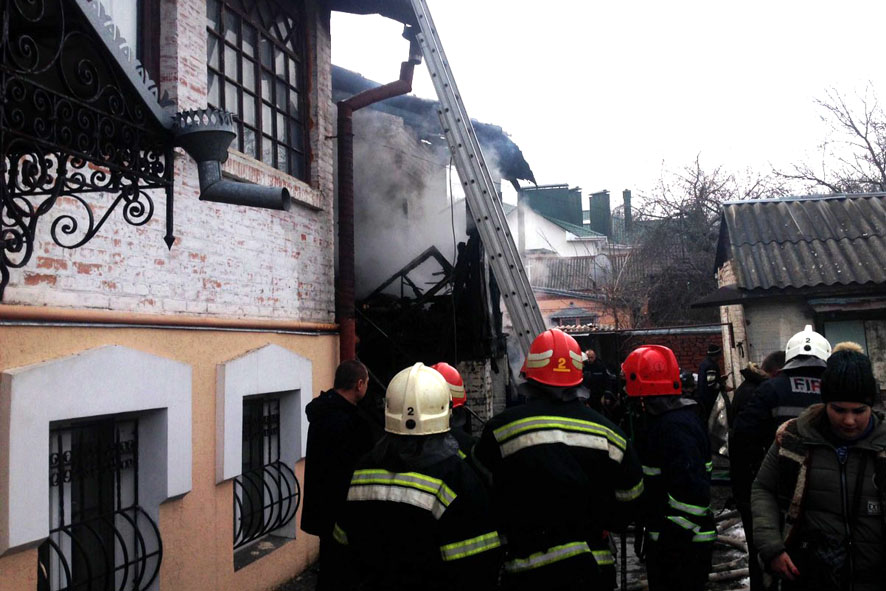 В Полтаве горел двухэтажный жилой дом (фото)