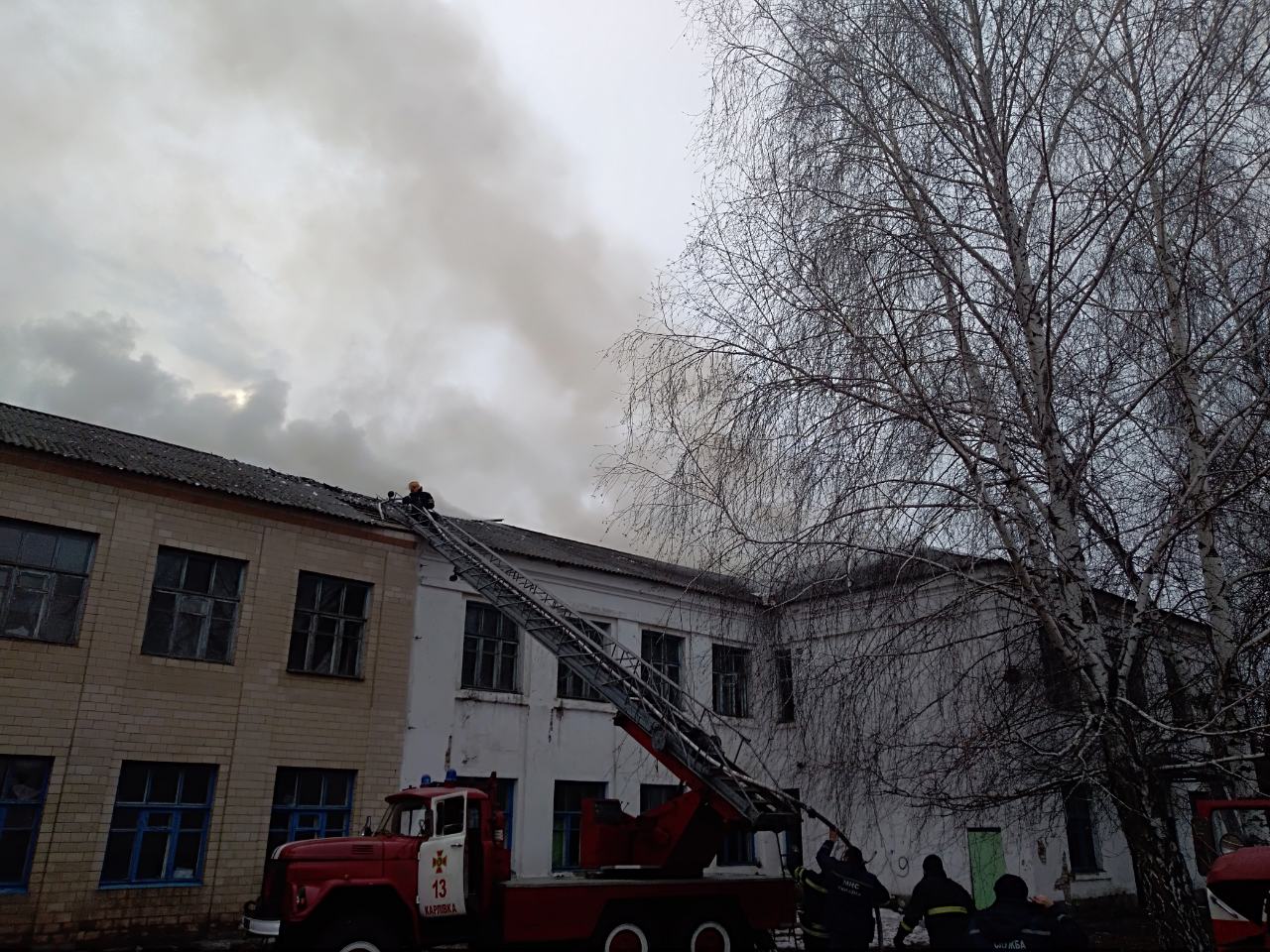 На Полтавщине горит здание школы (фото)