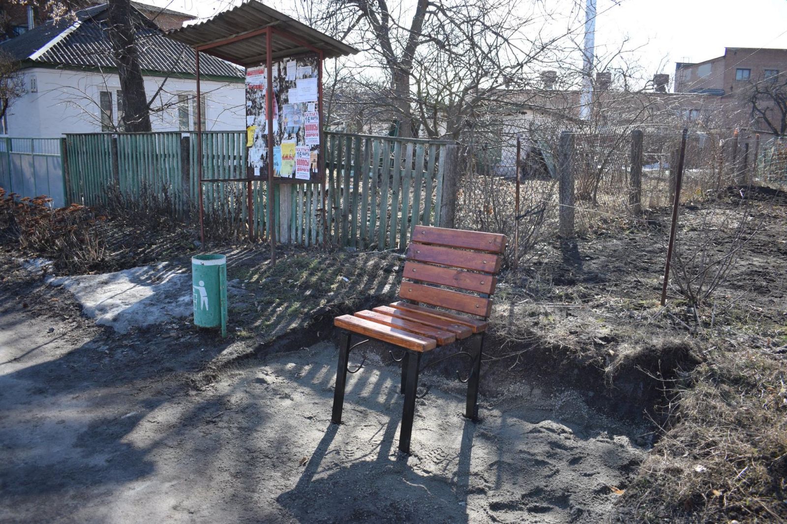 В селе на Полтавщине установили стулья на улице (фото)