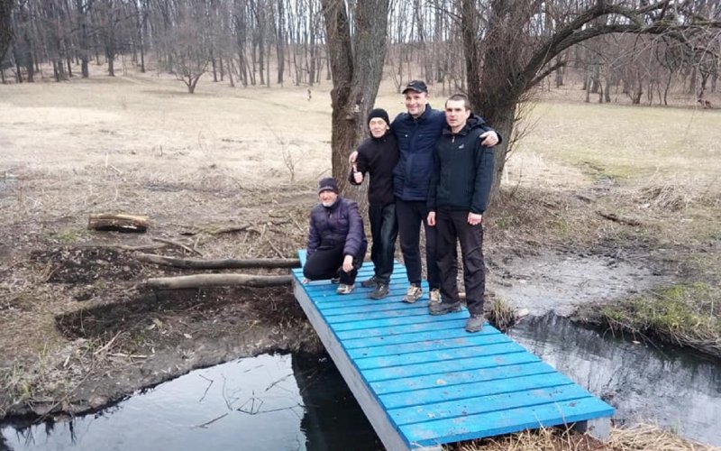 Полтавчане своими силами построили мостик у Пушкаревского пруда (фото)