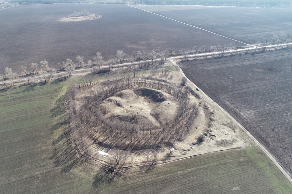 Майдан "Разрытая могила" на Полтавщине с высоты полета напоминает лицо (фото)