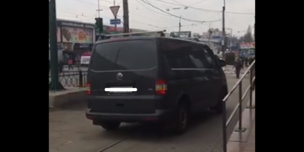 В Кременчуге микроавтобус ехал по тротуару (видео)