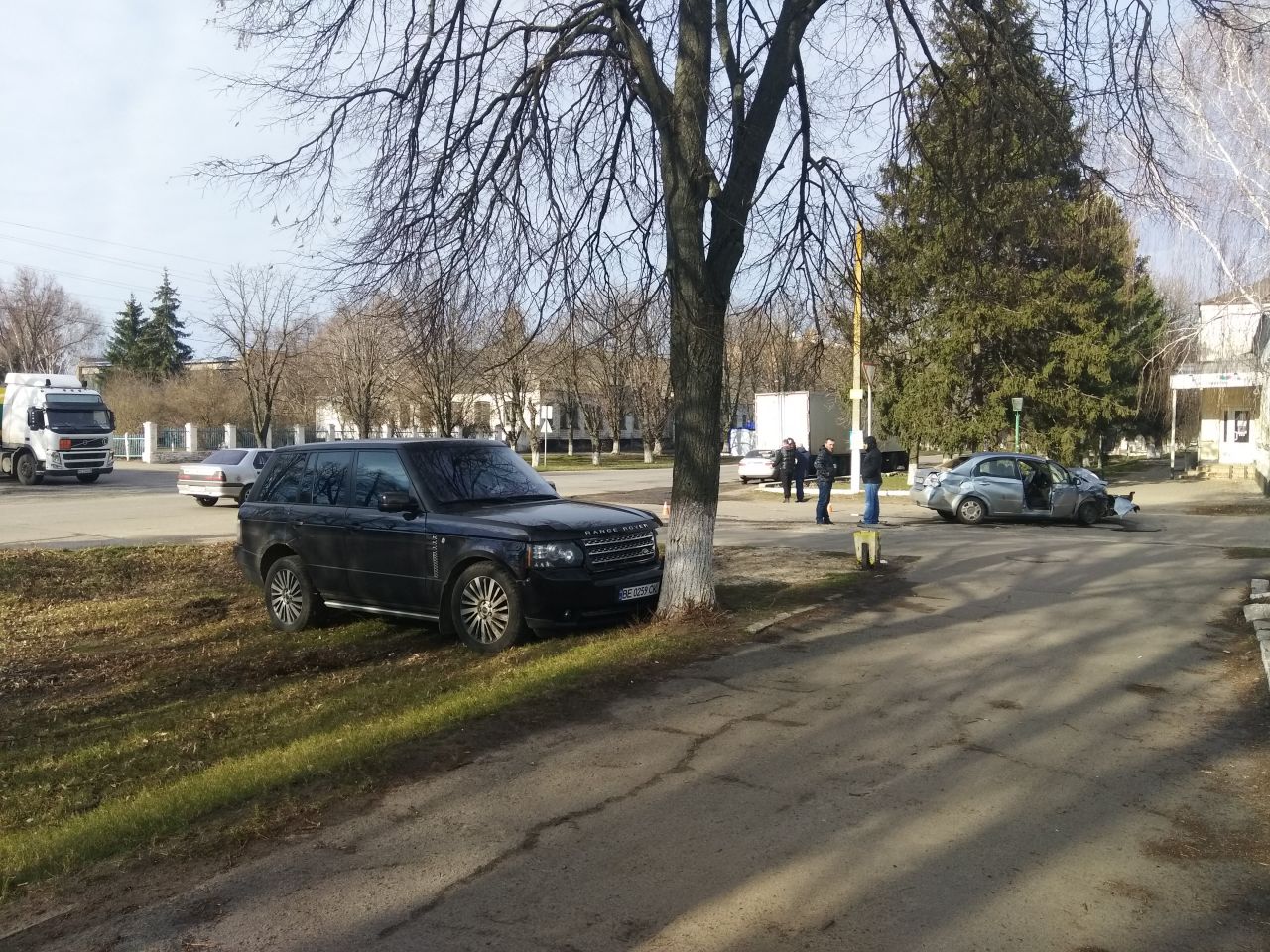 На Полтавщине внедорожник после ДТП въехал в дерево (фото)