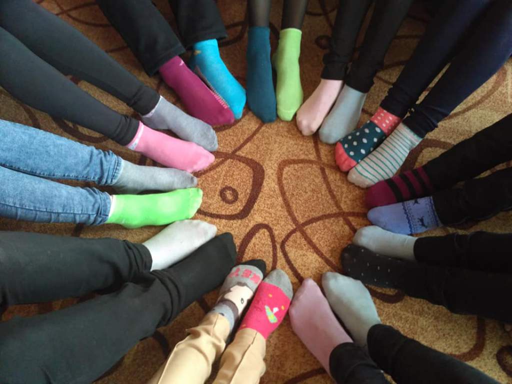 Школьники надели разноцветные носки, чтобы поддержать людей с синдромом Дауна (фото)