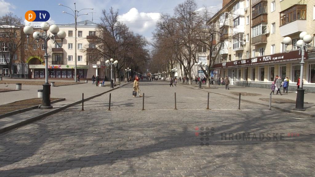 В центре Полтавы восстановили антипарковочные столбики