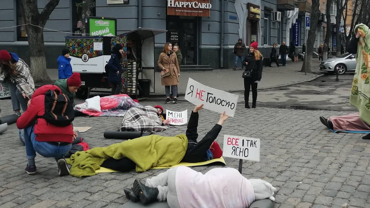 В Полтаве студенты ложились с одеялами на асфальт (фото)