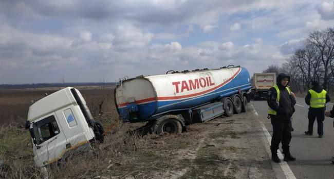 На Полтавщине цистерна слетела в кювет (фото)
