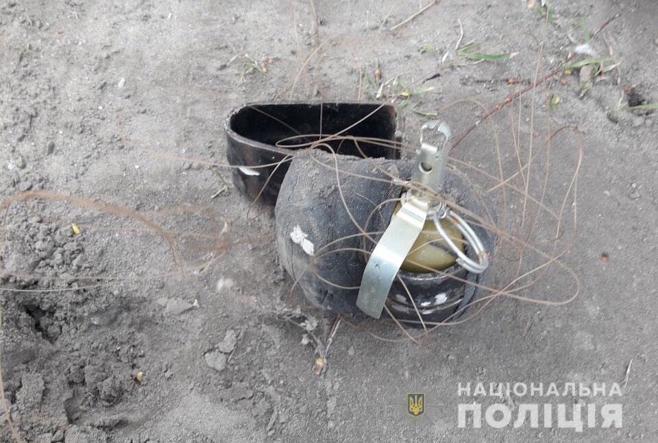 В Кременчуге посреди двора лежала граната (фото)
