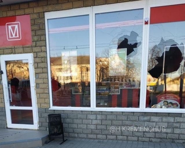 В Кременчуге разгромили витрину пивного магазина (фото)