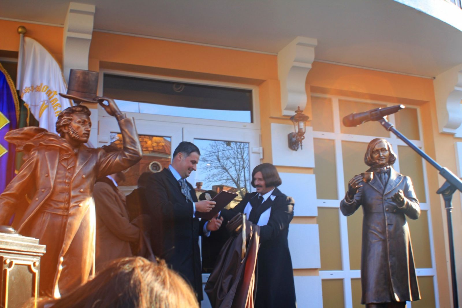 В Полтаве установили скульптуры Гоголя с кофе и Пушкина (фото)