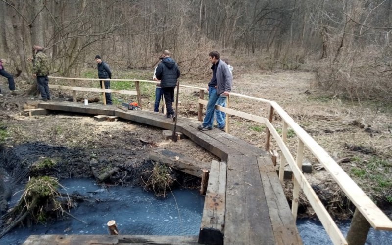 Полтавчане своими силами построили мостик в Гришкином лесу (фото)