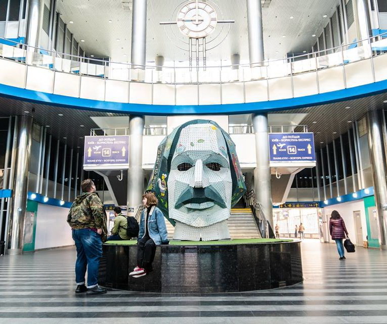Огромную голову Гоголя установили на столичном вокзале (фото)