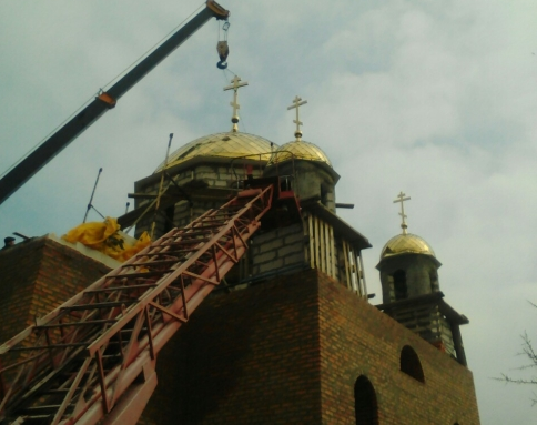 На Полтавщине установили купола на новый храм (фото)