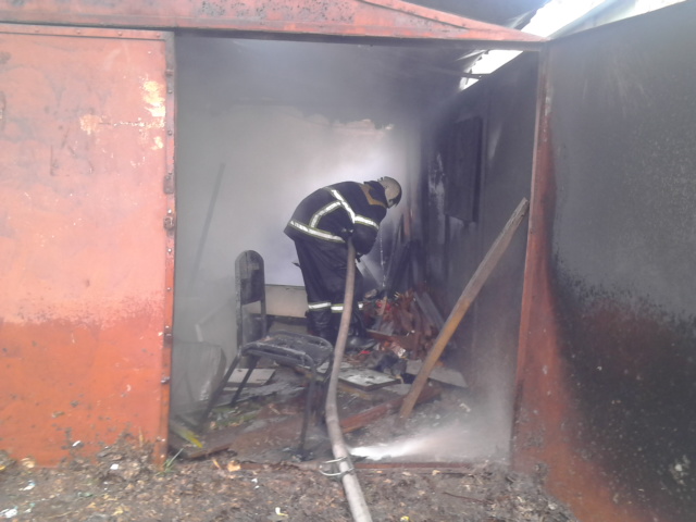 На Полтавщине дети подожгли гараж (фото)
