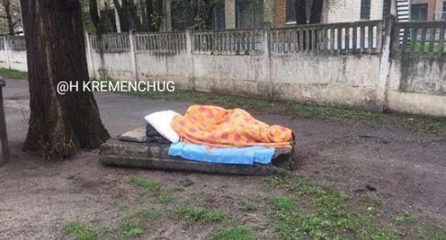 В Кременчуге на улице замечена постель под открытым небом (фото)