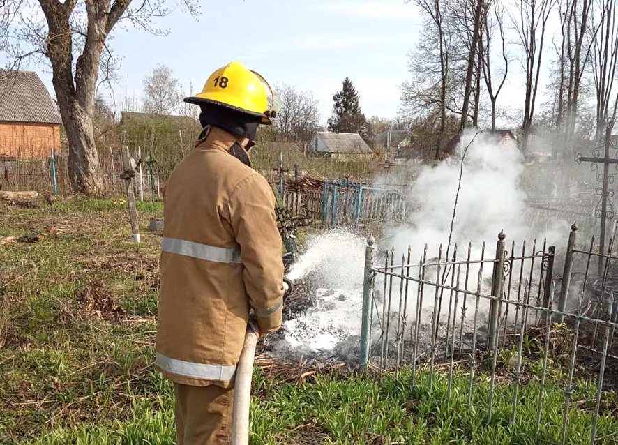 На Полтавщине тушили пожар на кладбище