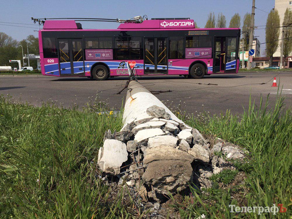 В Кременчуге рухнул столб и оборвал контактную сеть троллейбусов (фото)