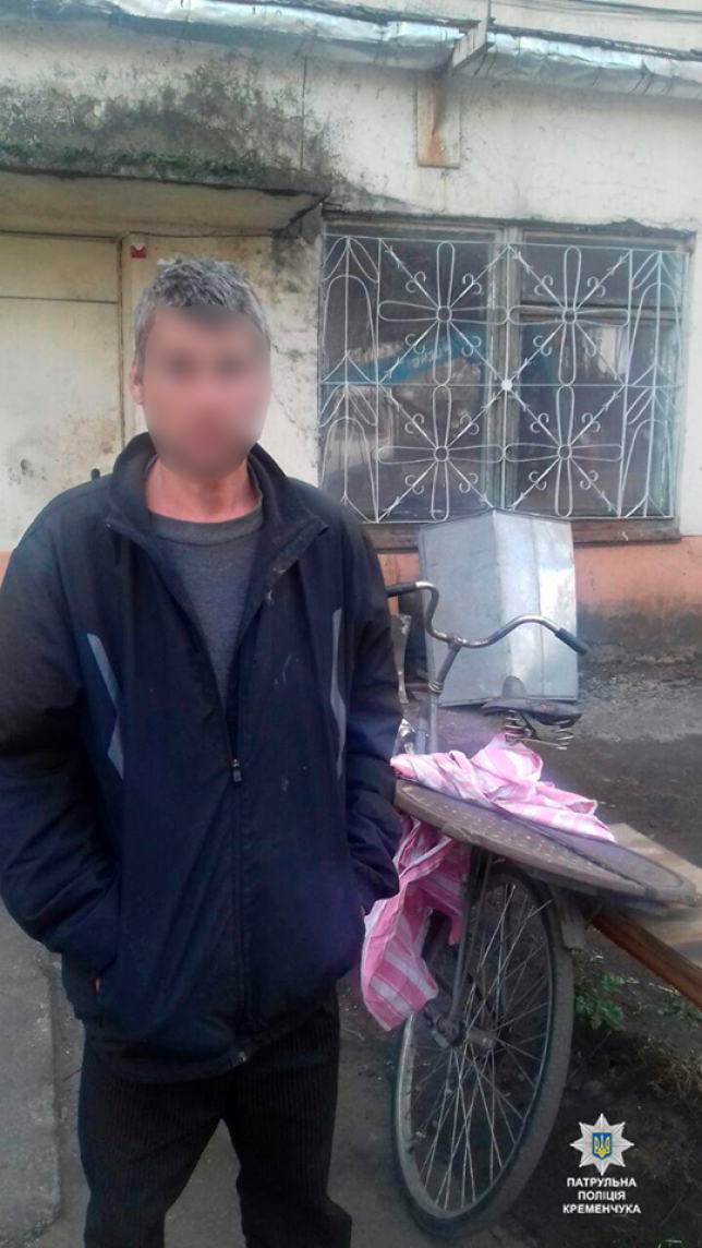 По Кременчугу колесил мужчина с украденным люком (фото)