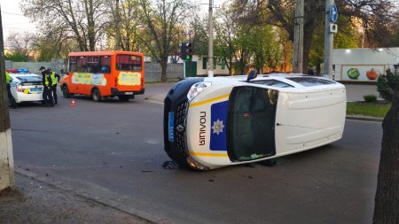 В Кременчуге перевернулся автомобиль полиции (фото)