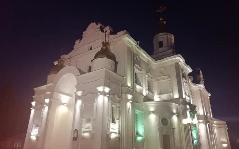 Собор в Полтаве теперь снова подсвечивается ночью (фото)