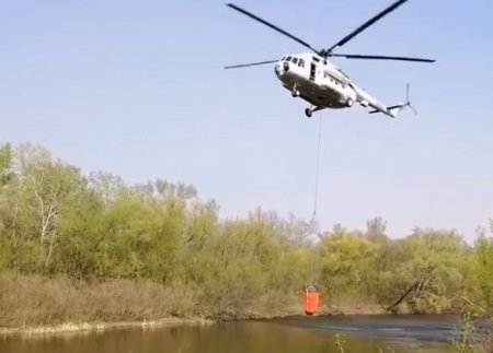 На Полтавщине поле тушили с помощью вертолета (видео)