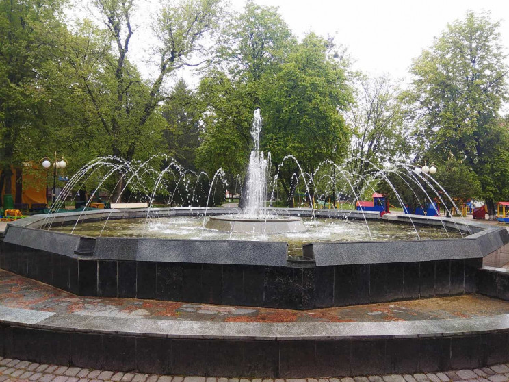 В Полтаве заработали фонтаны (фото)