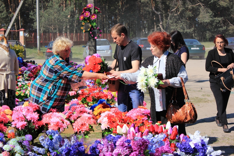 В полтавском селе запретили искусственные цветы на кладбищах