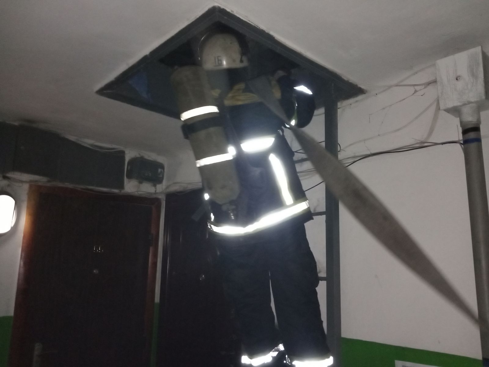 В Кременчуге тушили пожар на техническом этаже пятиэтажки