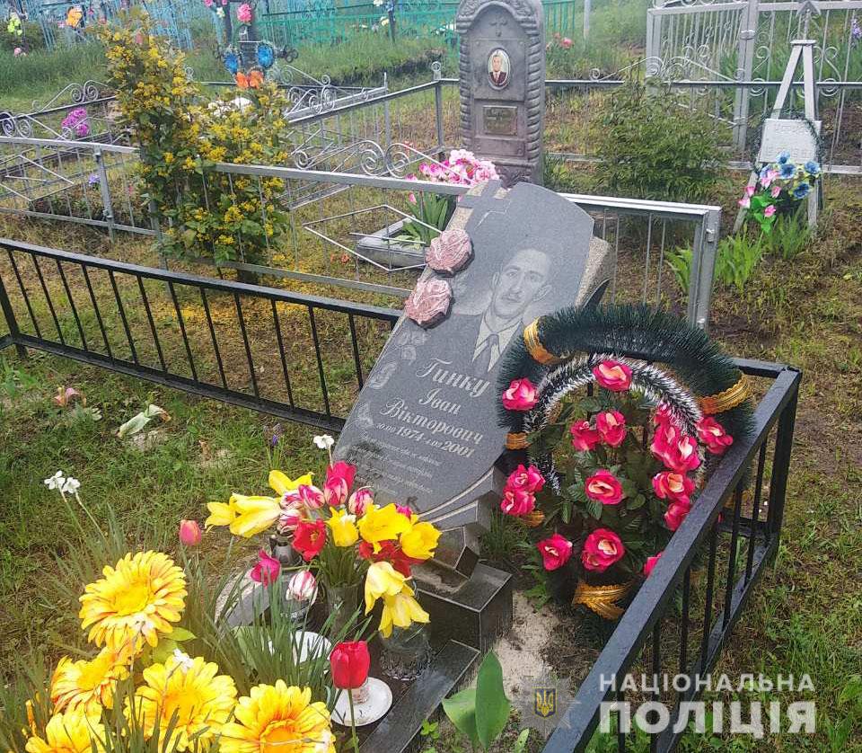 На Полтавщине дети повалили десятки памятников на кладбище (фото)