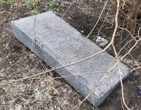 В Кременчуге во дворе дома нашли старое еврейское надгробие (фото)