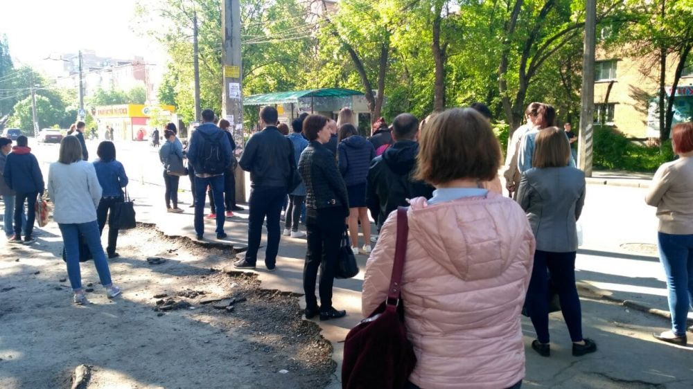 В Полтаве бастуют маршрутчики: на остановках - толпы (фото)