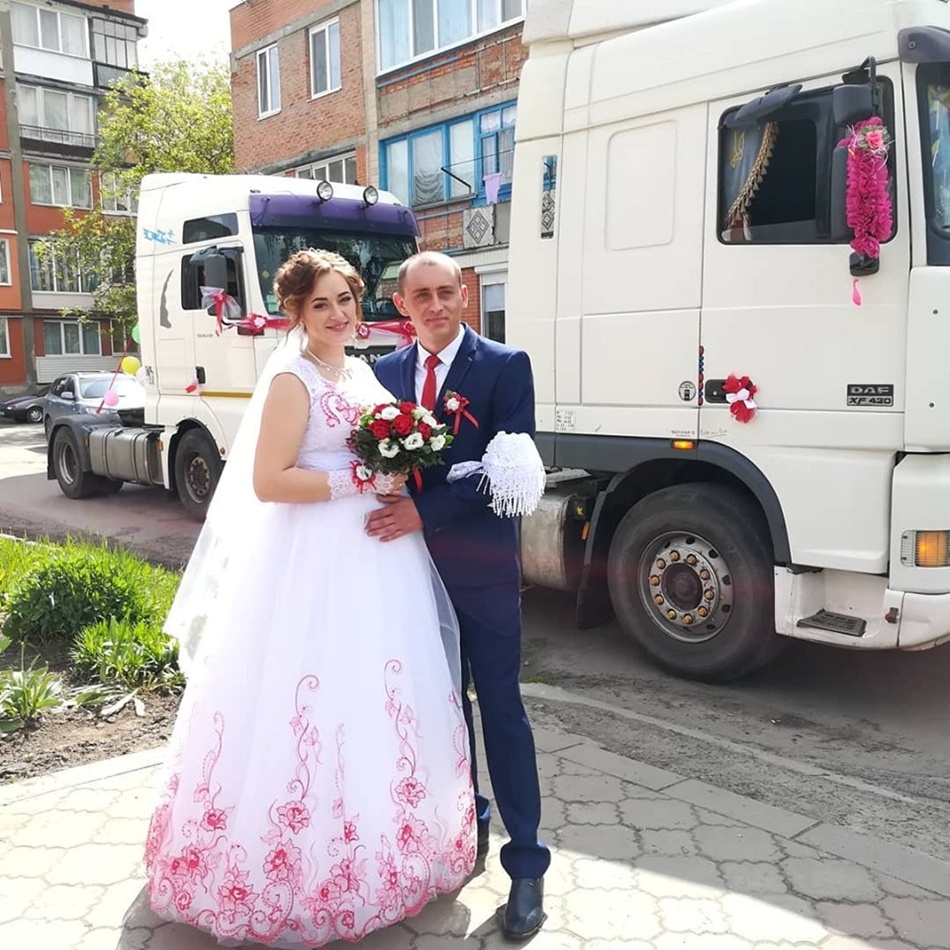 На Полтавщине прошла необычная свадьба - на фурах (видео)