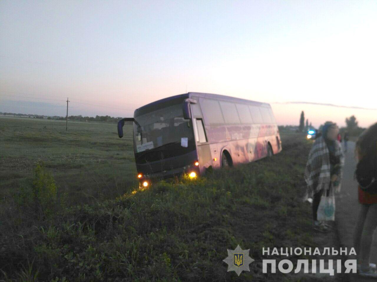На Полтавщине автобус с десятками пассажиров съехал в кювет (фото)