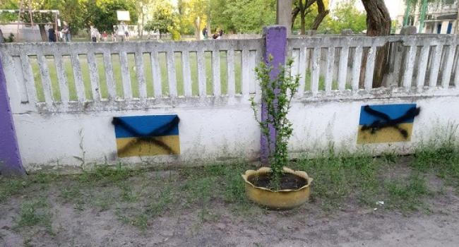 В Кременчуге украинские флаги разрисовали черной краской (фото)