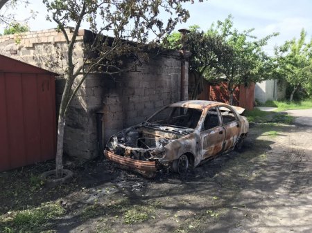 В Кременчуге сгорел автомобиль в гаражном кооперативе (фото)