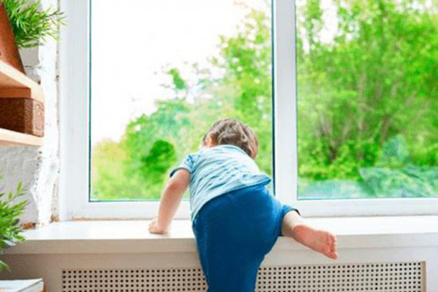 В Кременчуге маленький ребенок сидел на окне