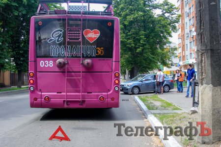 В Кременчуге троллейбус попал в ДТП (фото)