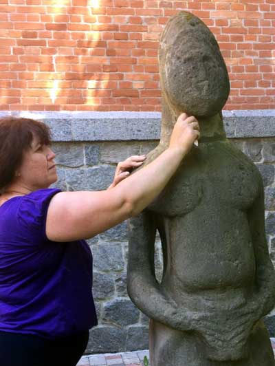В Полтаве отреставрировали "каменную бабу", чтобы не отпала голова (фото)
