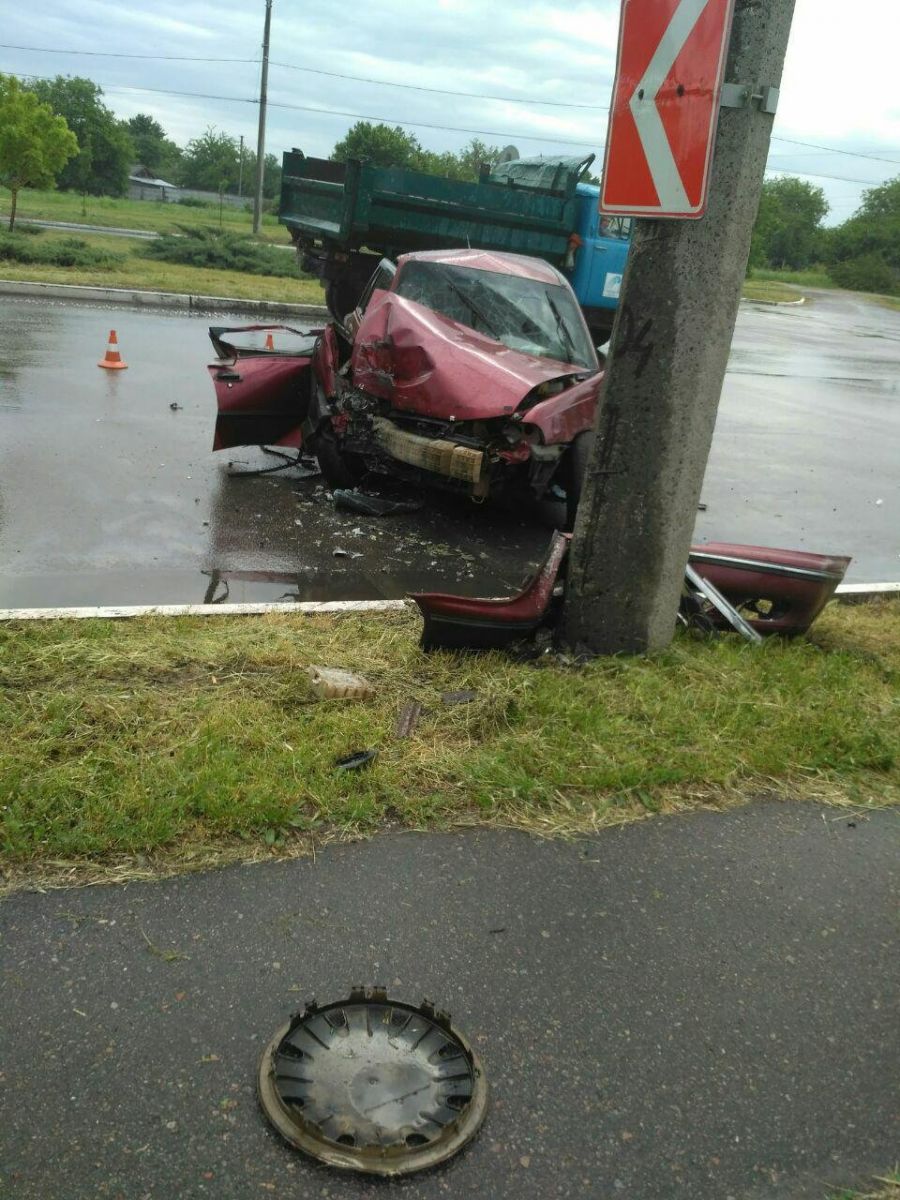 В Кременчуге автомобиль Daewoo влетел в столб (фото)
