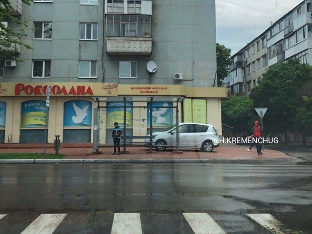 В Кременчуге водитель припарковался на тротуаре за остановкой транспорта (фото)