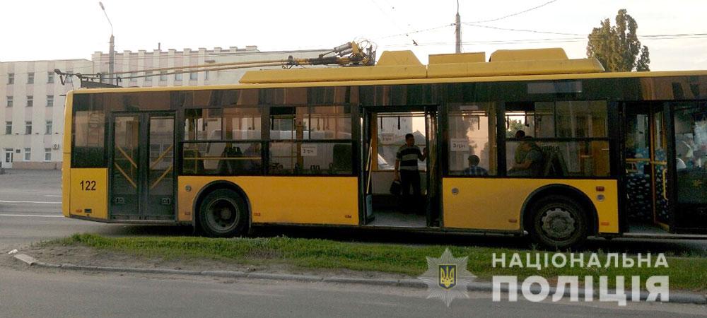 В Полтаве в троллейбусе пассажира ударили ножом 