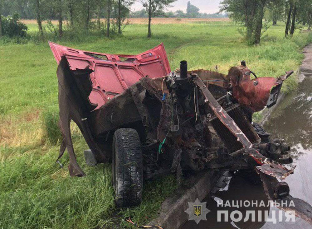 В Кременчуге - ДТП: автомобиль ВАЗ разорвало на части (фото)