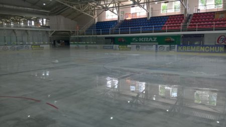 В Кременчуге с арены слили лед (фото)