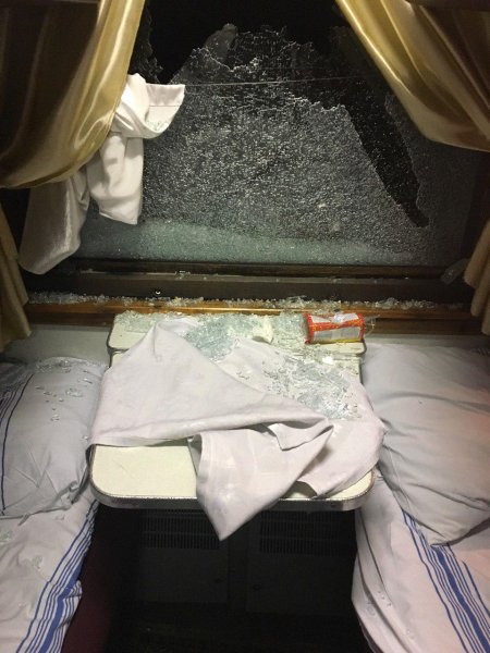 На Полтавщине неизвестные бросили камень в окно поезда (фото)