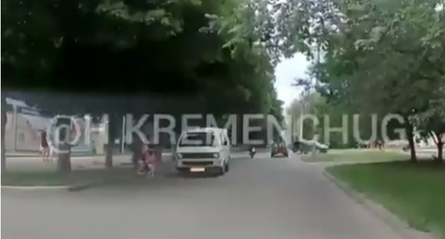 В Кременчуге семья с детьми едва не бросилась под колеса микроавтобуса (видео)