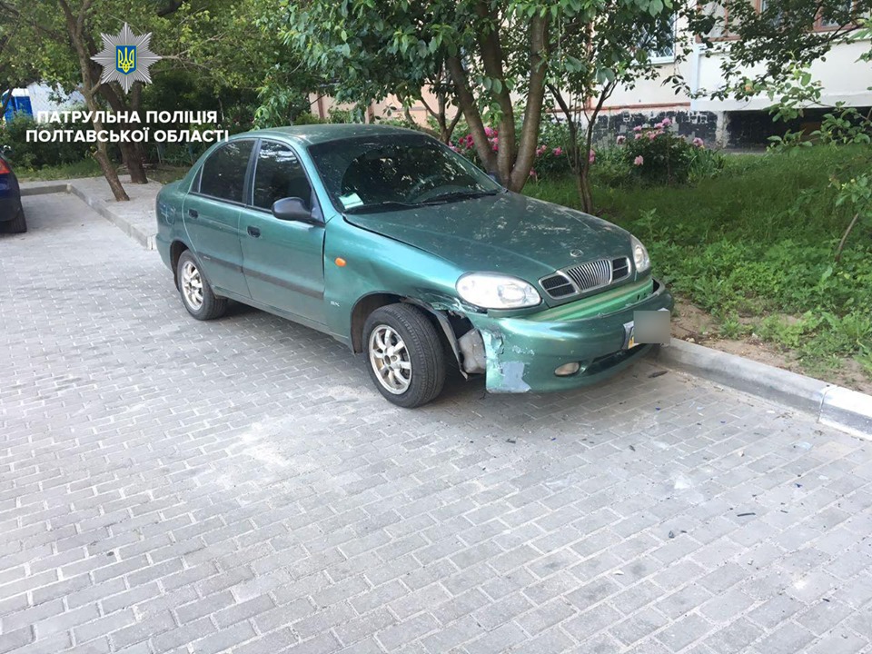 В Полтаве водитель влетел в припаркованное авто и сбежал (фото)