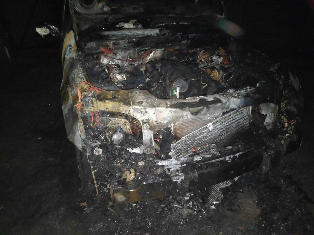 В Кременчуге дотла сгорела машина (фото)