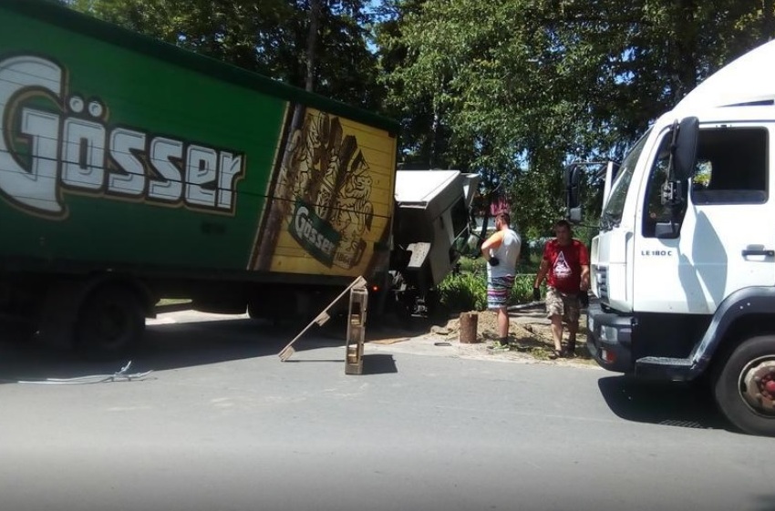 В полтавском парке застрял грузовик (фото)