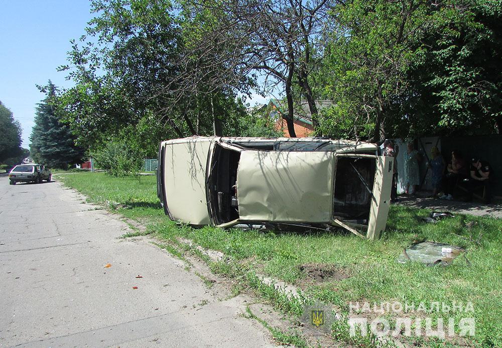 На Полтавщине перевернулся автомобиль: пострадали дети (фото)